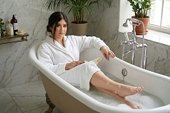 Девушка массажистка Лейла, салон RelaxEro