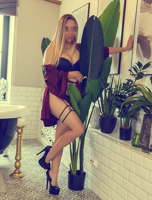 Девушка массажистка Рената, салон Trinity-spa