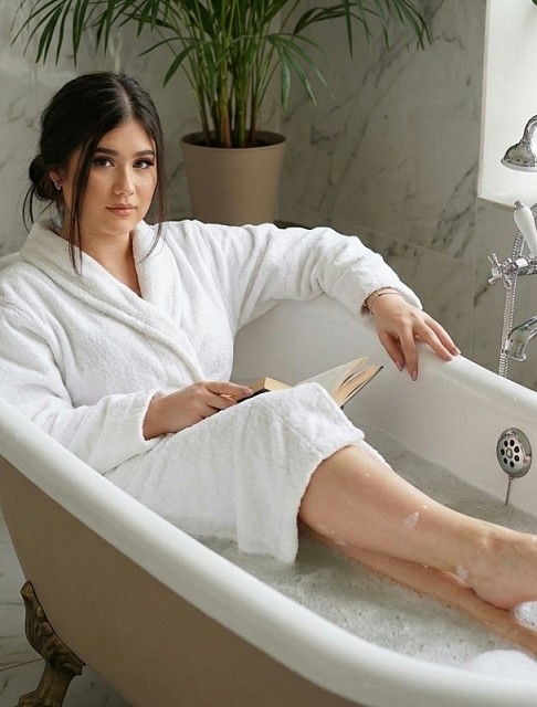 Девушка массажистка Лейла, салон RelaxEro